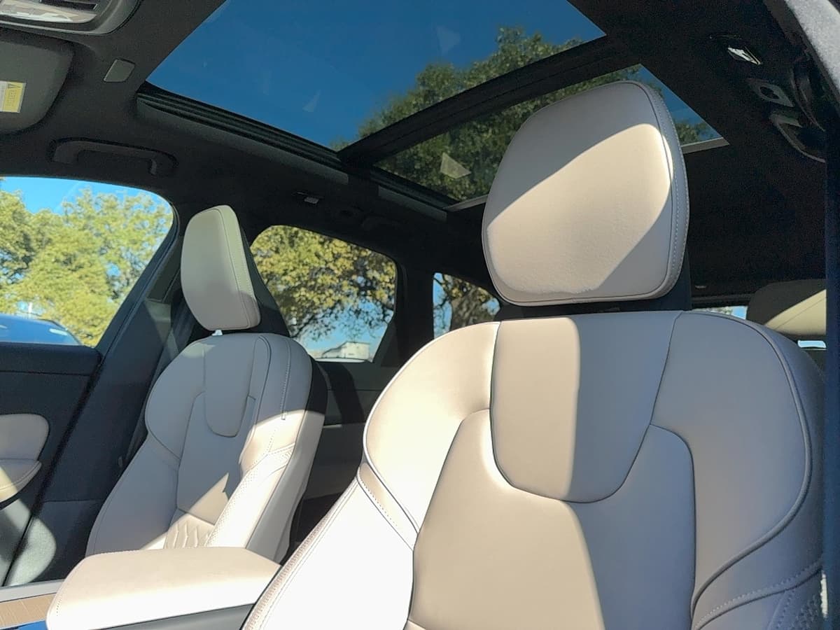 2026 Volvo XC60 - Image 14