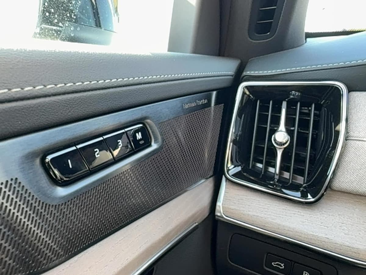 2026 Volvo XC90 plug-in hybrid - Image 24