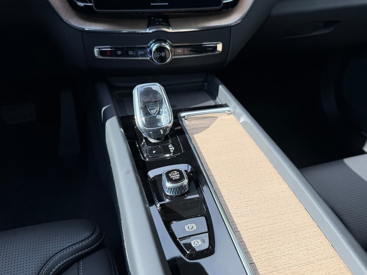 2026 Volvo XC60 plug-in hybrid - Image 13