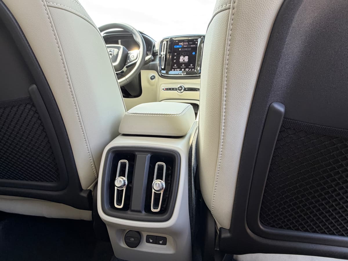 2026 Volvo XC40 - Image 11