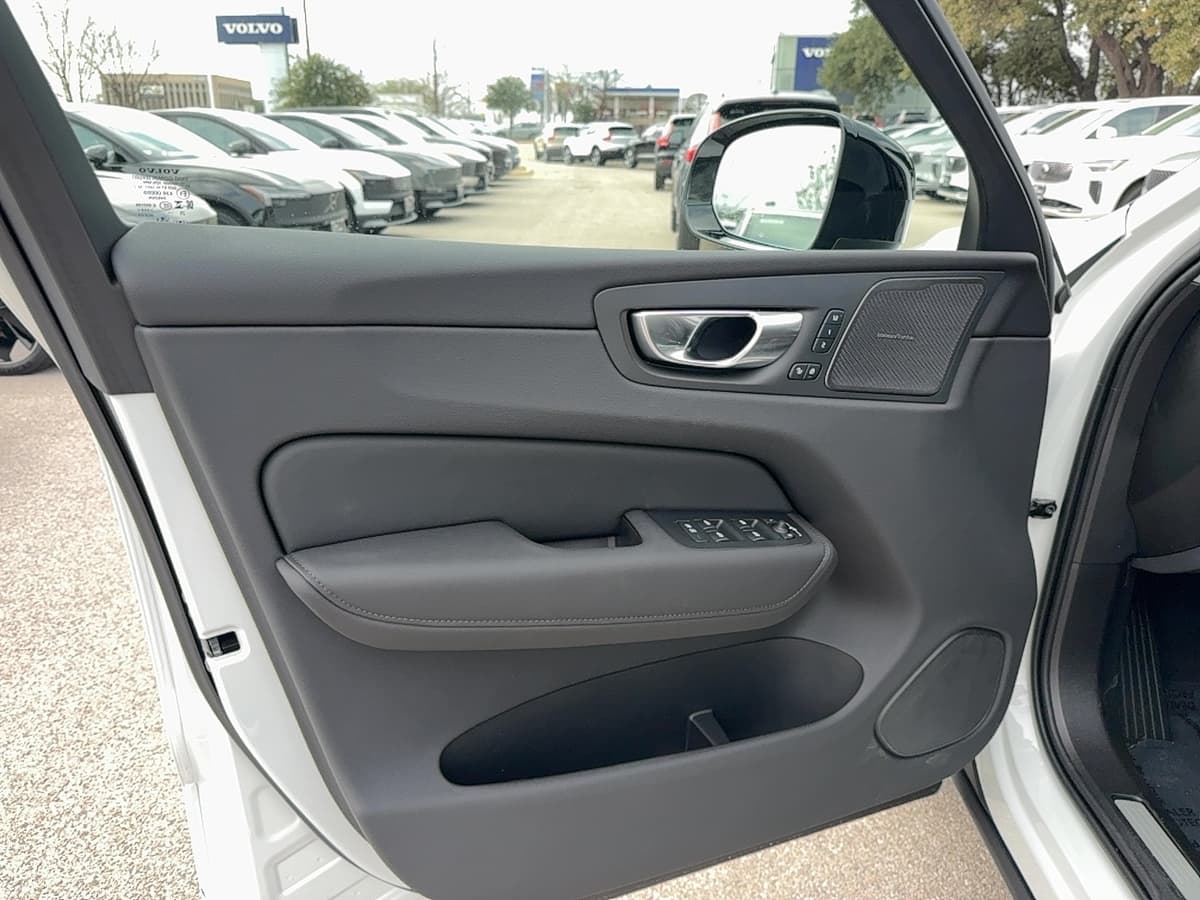 2026 Volvo XC60 - Image 10