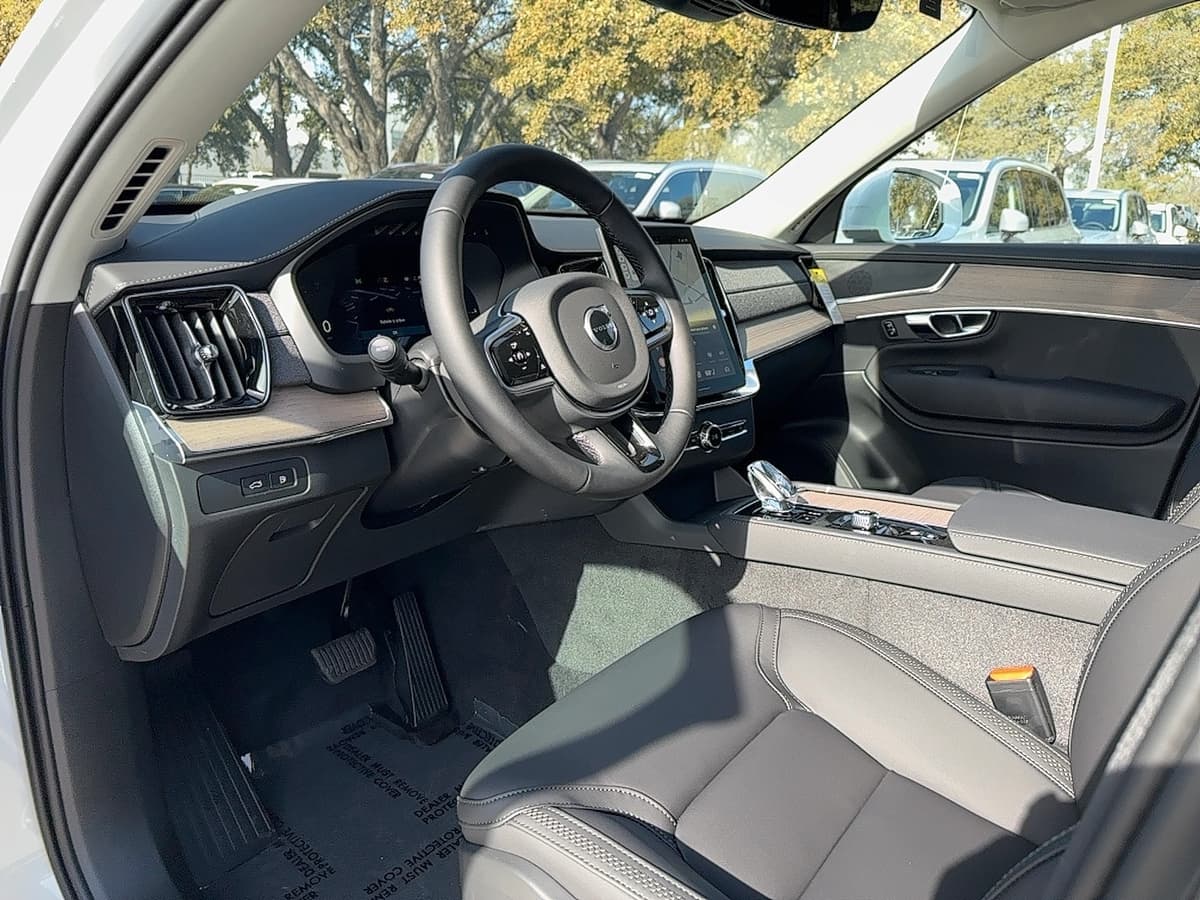 2025 Volvo XC90 plug-in hybrid - Image 12