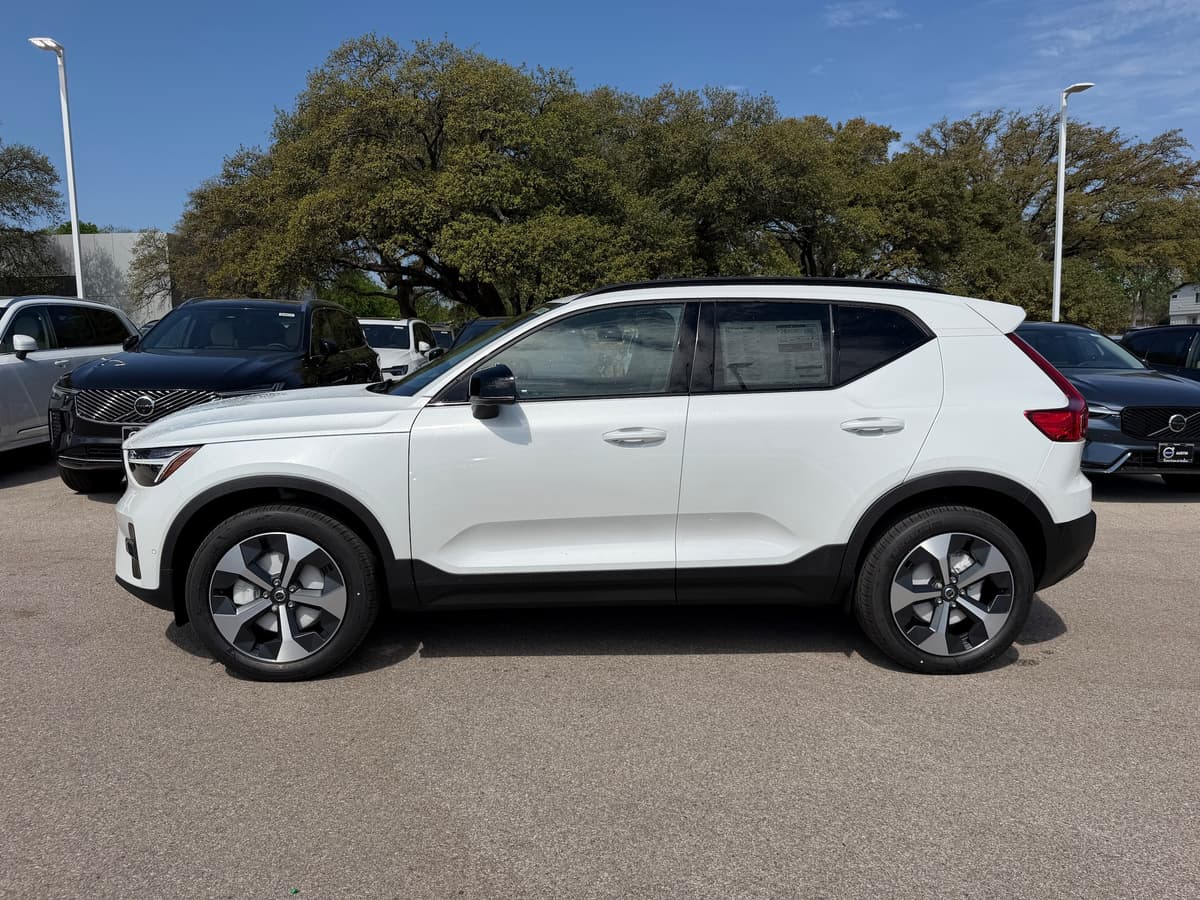 2026 Volvo XC40 - Image 3