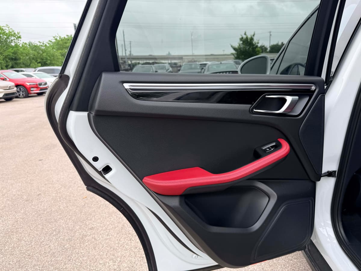 2023 Porsche Macan - Image 13