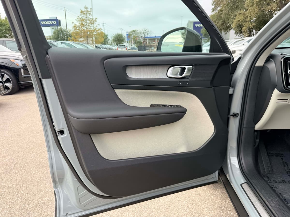 2026 Volvo XC40 - Image 10