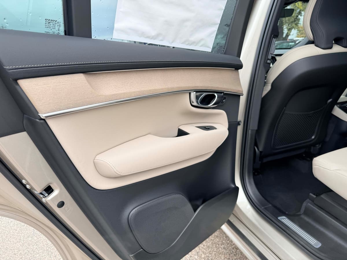2026 Volvo XC90 - Image 14