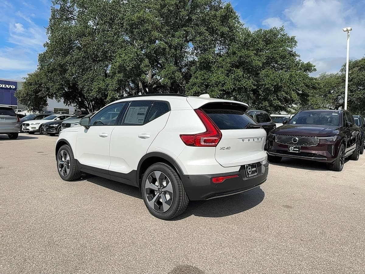 2026 Volvo XC40 - Image 4