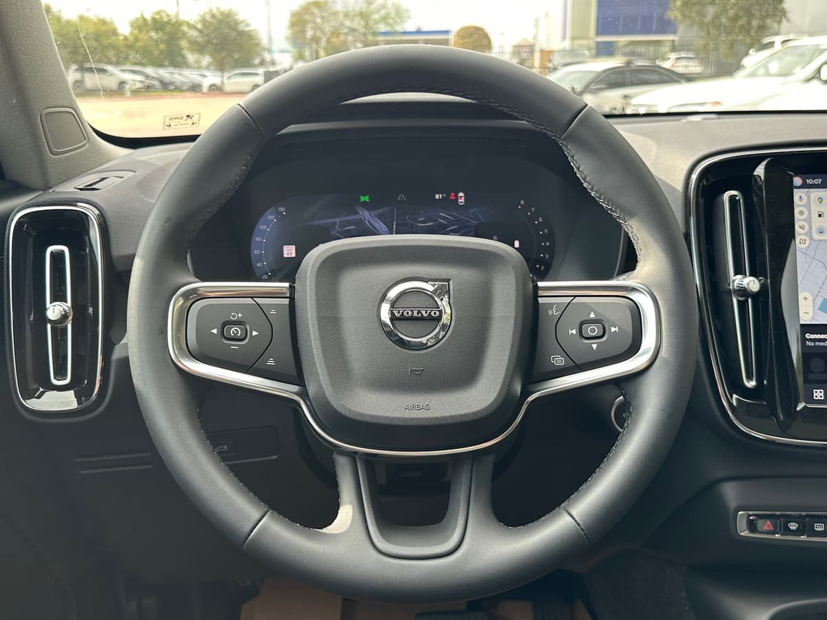 2026 Volvo XC40 - Image 14