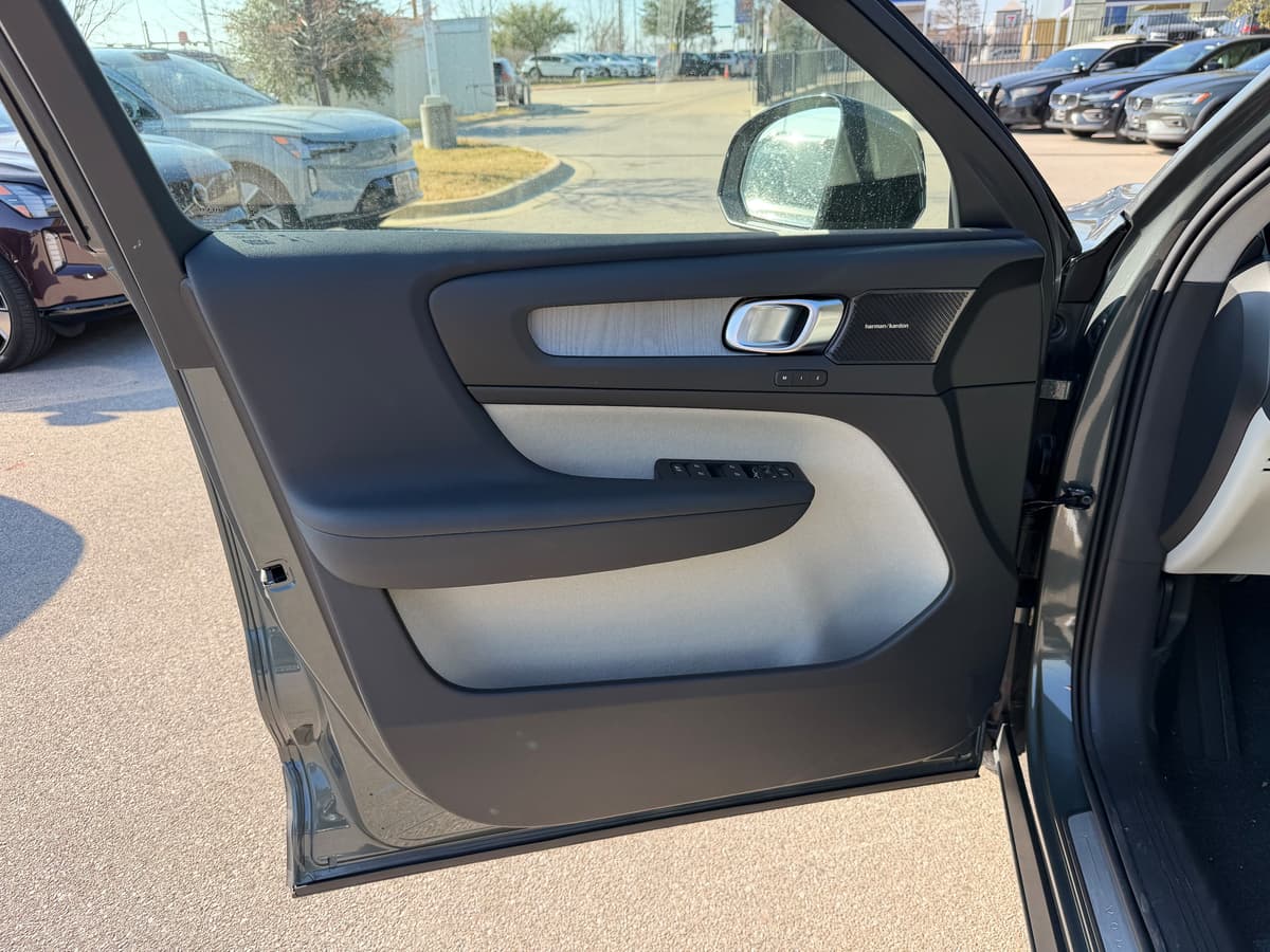 2026 Volvo XC40 - Image 17