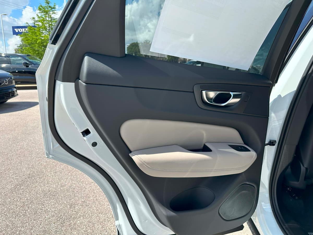 2026 Volvo XC60 - Image 13
