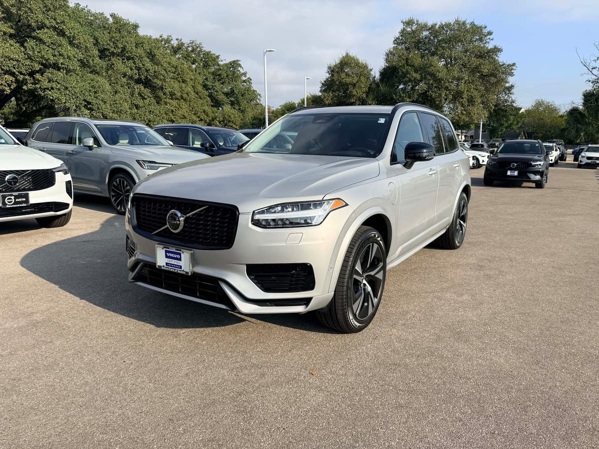 2023 Volvo XC90 Recharge Plug-In Hybrid - Image 2
