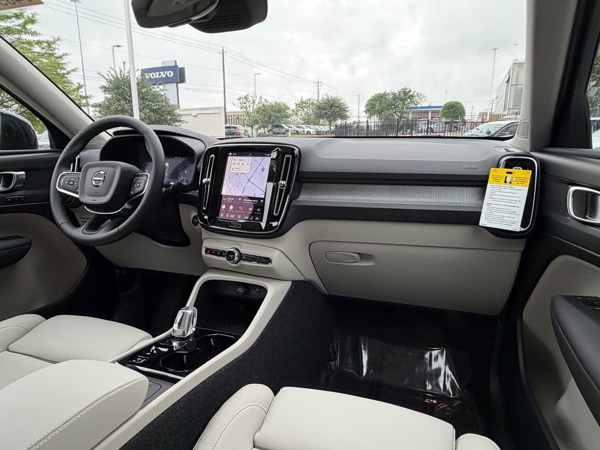 2026 Volvo XC40 - Image 10