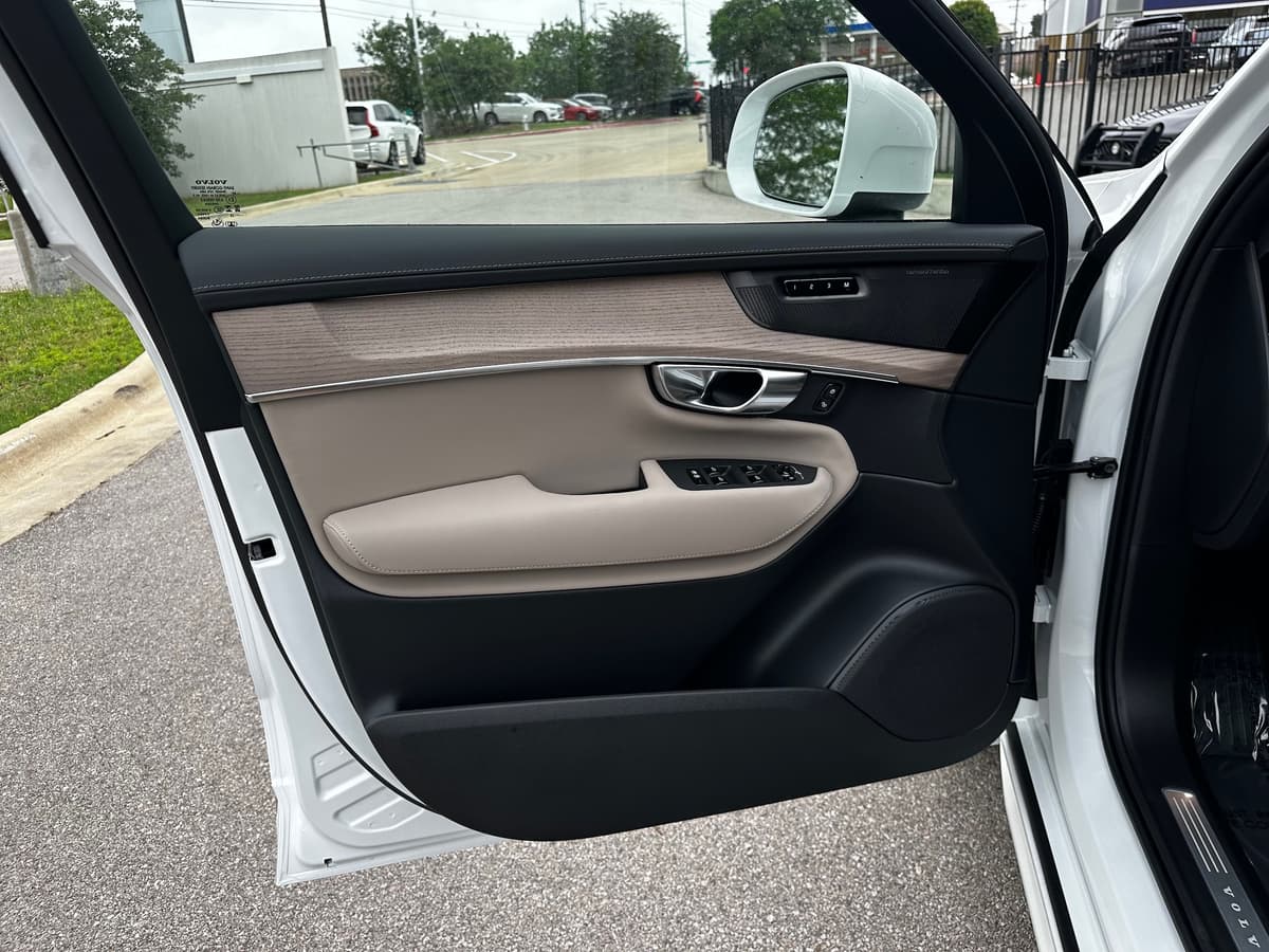 2025 Volvo XC90 plug-in hybrid - Image 18