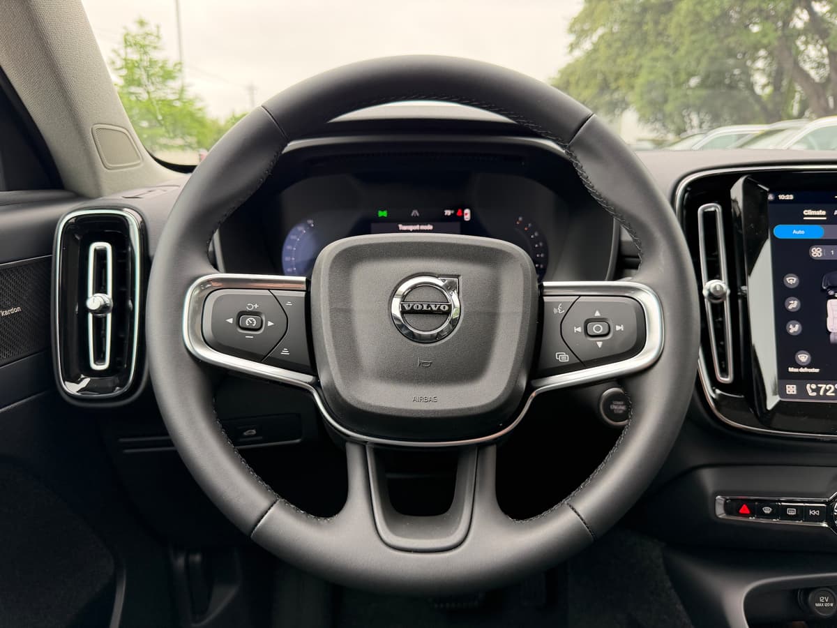 2026 Volvo XC40 - Image 13
