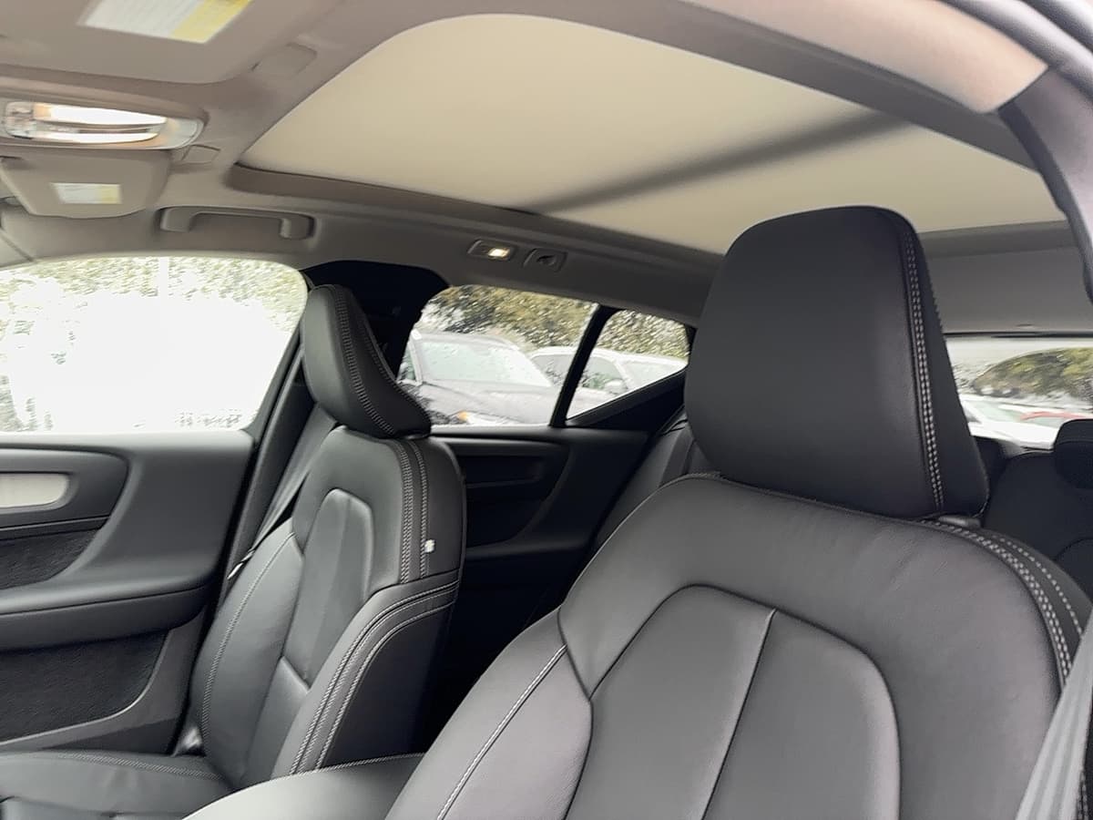 2025 Volvo XC40 - Image 14