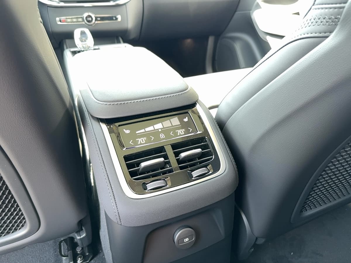 2026 Volvo XC90 plug-in hybrid - Image 17