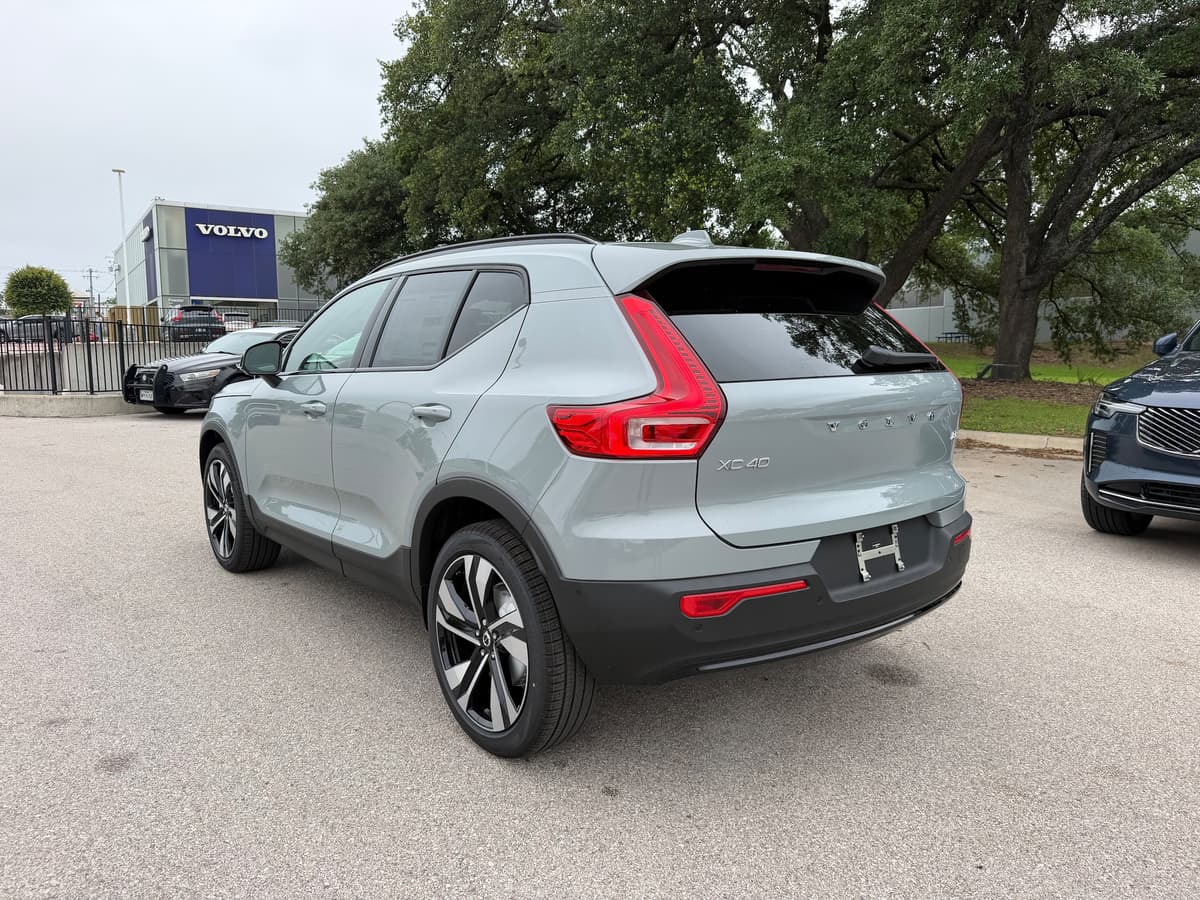 2026 Volvo XC40 - Image 3