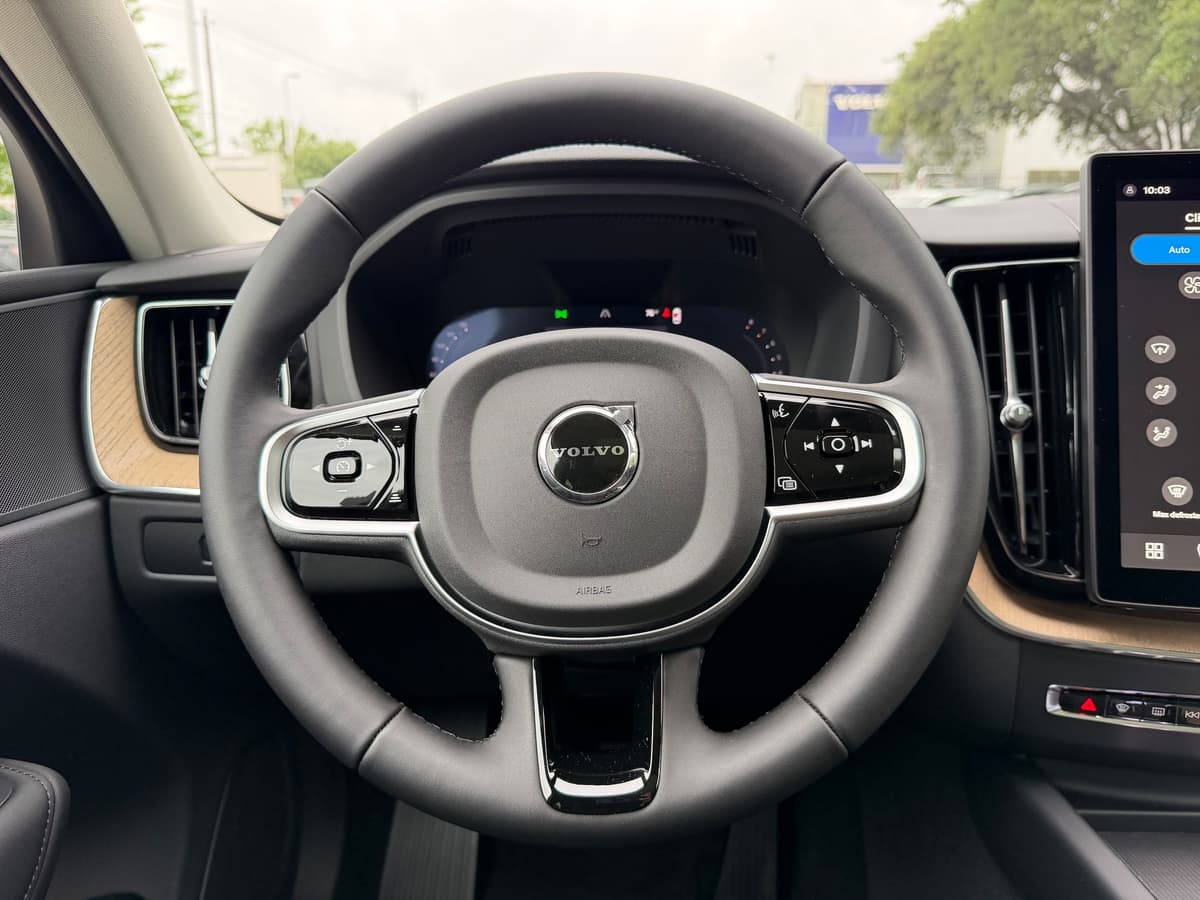 2026 Volvo XC60 - Image 14