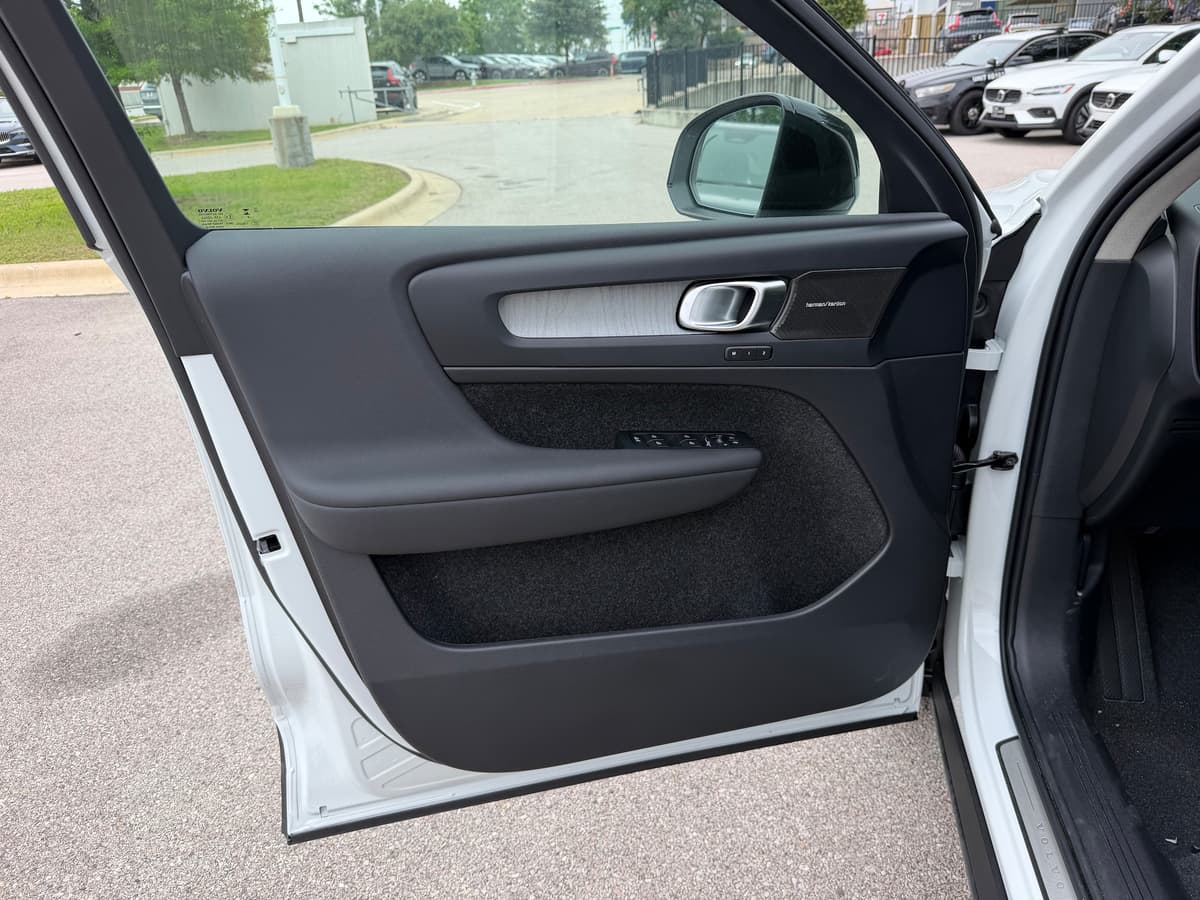 2026 Volvo XC40 - Image 16