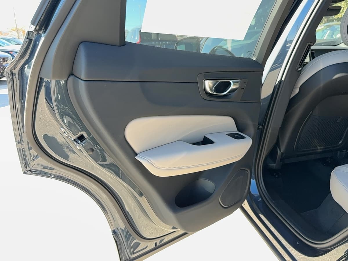 2026 Volvo XC60 - Image 16