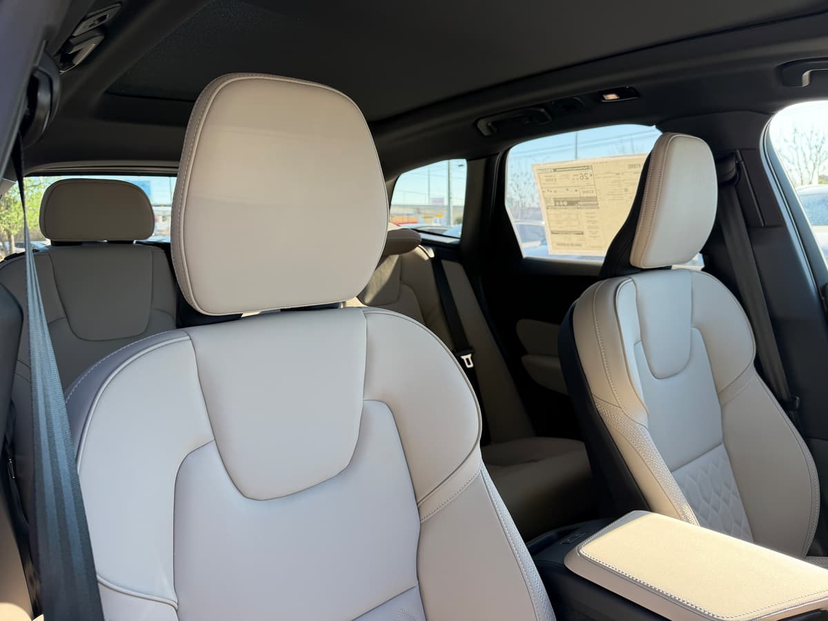 2026 Volvo XC60 - Image 9
