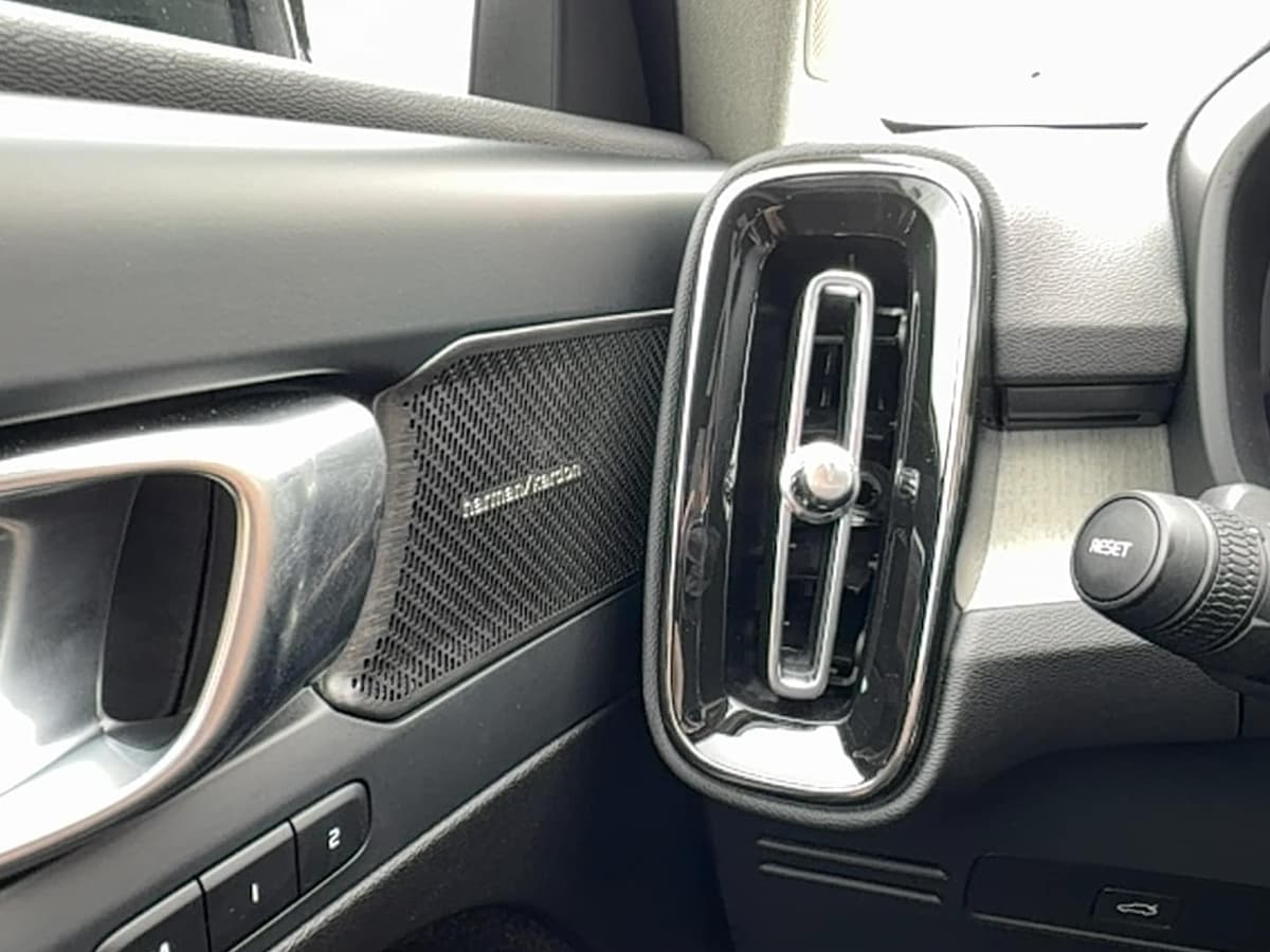 2024 Volvo XC40 - Image 18