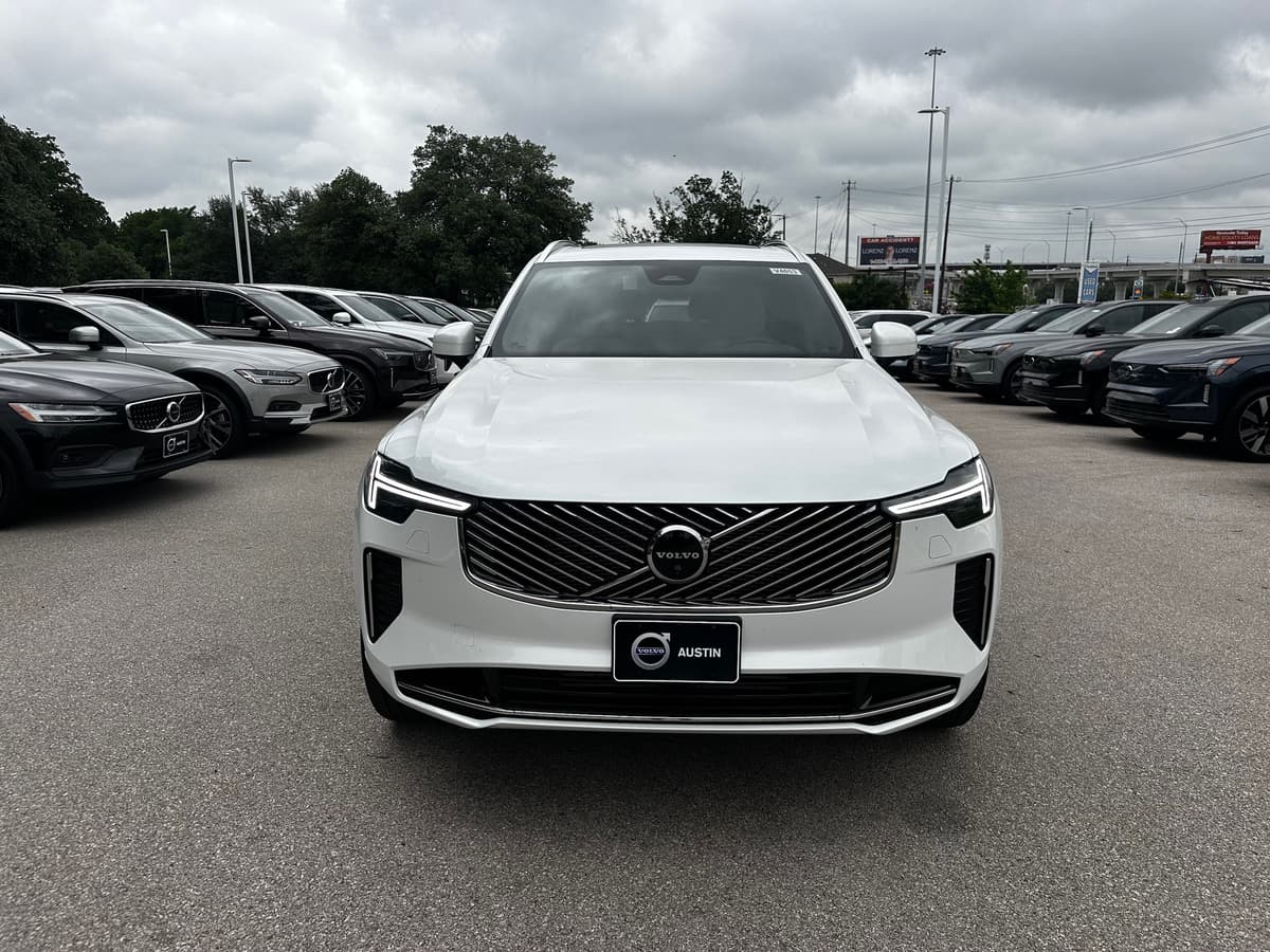 2025 Volvo XC90 plug-in hybrid - Image 6