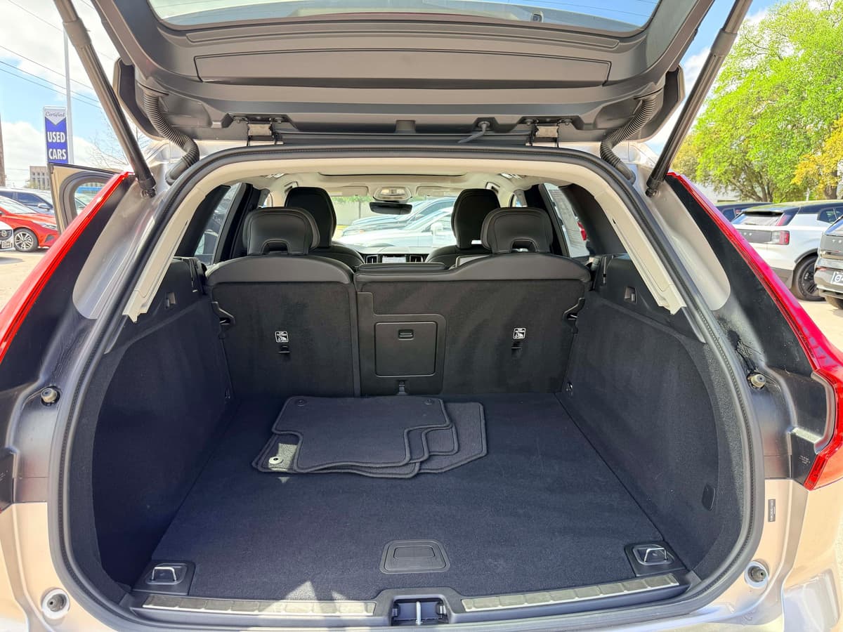 2025 Volvo XC60 - Image 25