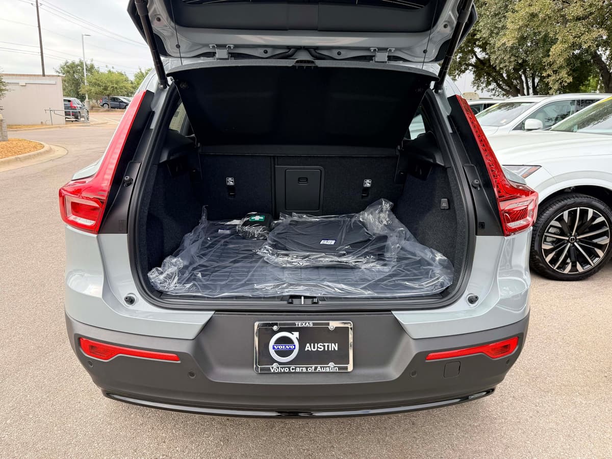 2026 Volvo XC40 - Image 25