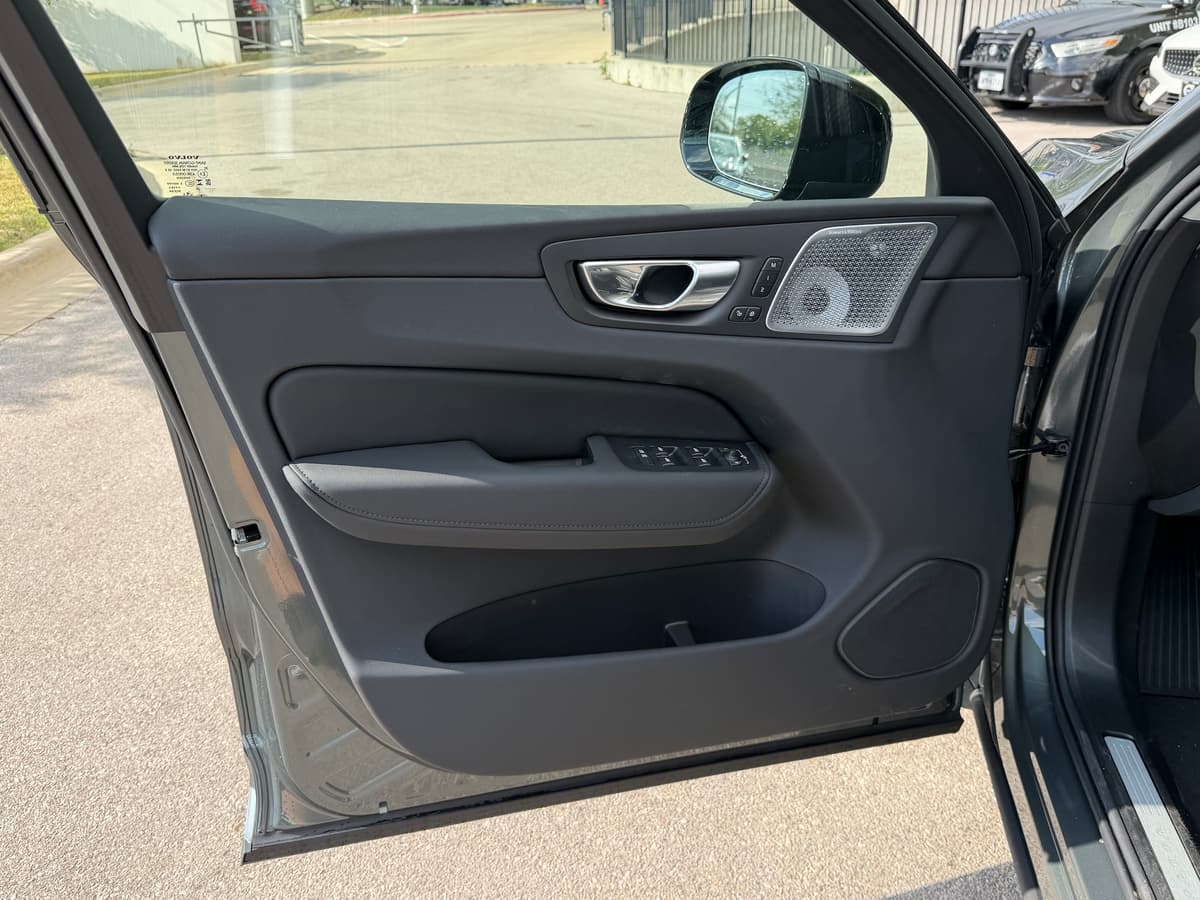 2026 Volvo XC60 plug-in hybrid - Image 18