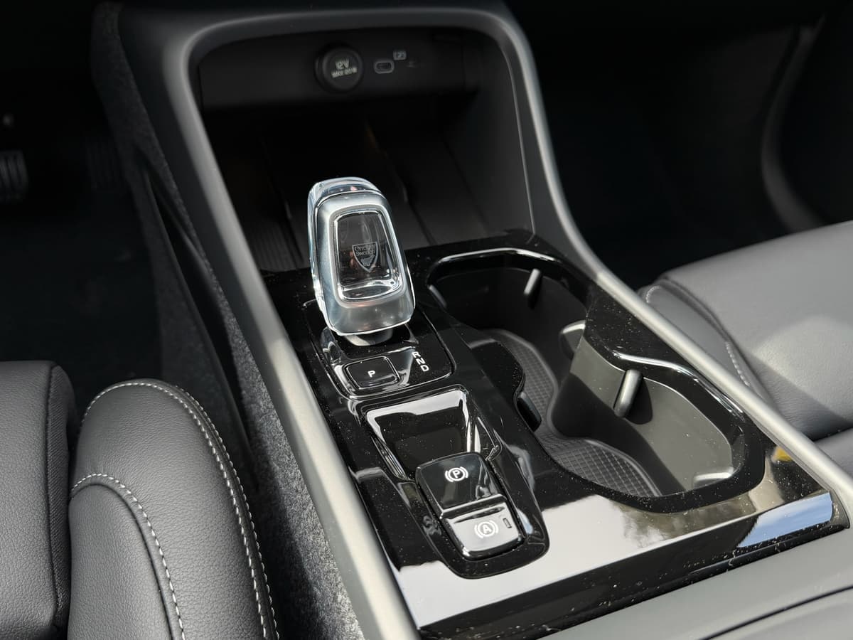 2026 Volvo XC40 - Image 13