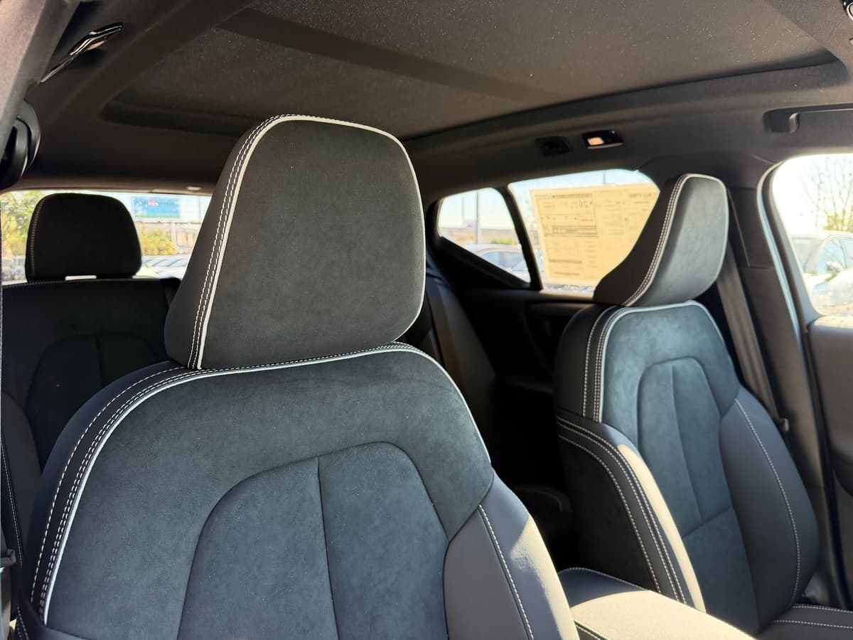 2026 Volvo XC40 - Image 9