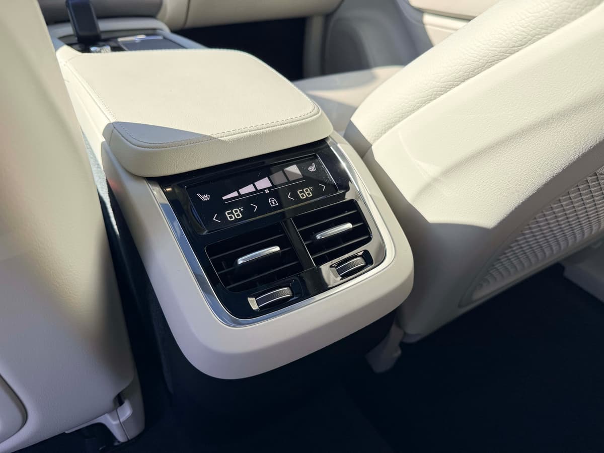 2025 Volvo XC90 - Image 18