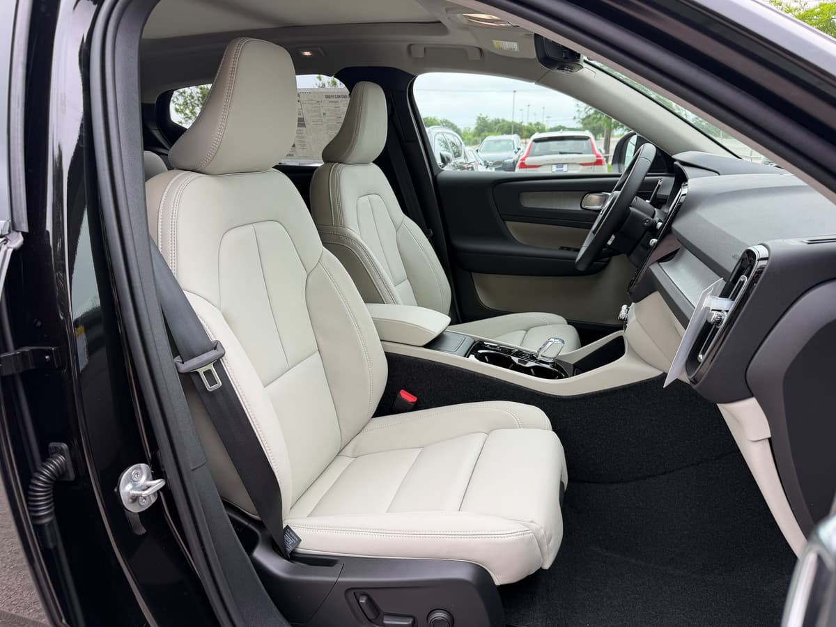 2026 Volvo XC40 - Image 7