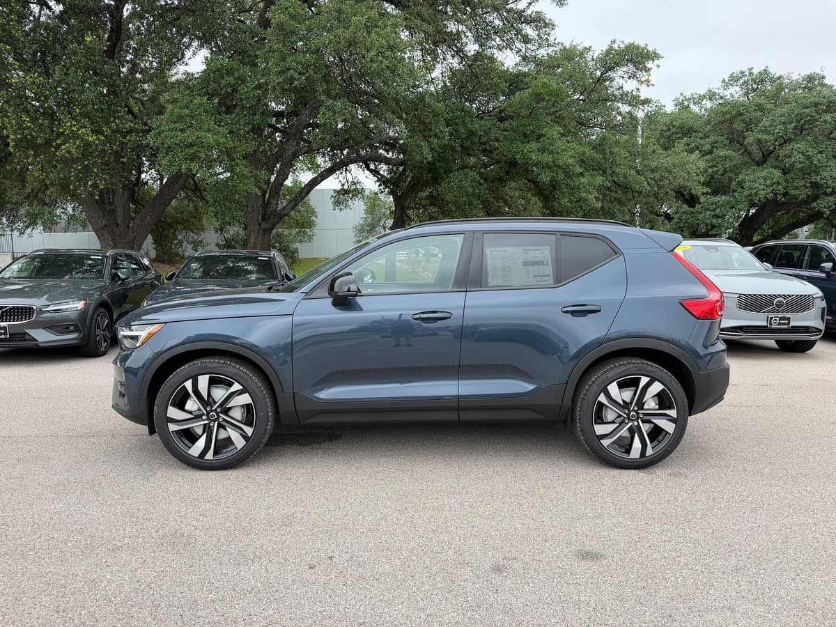 2026 Volvo XC40 - Image 2