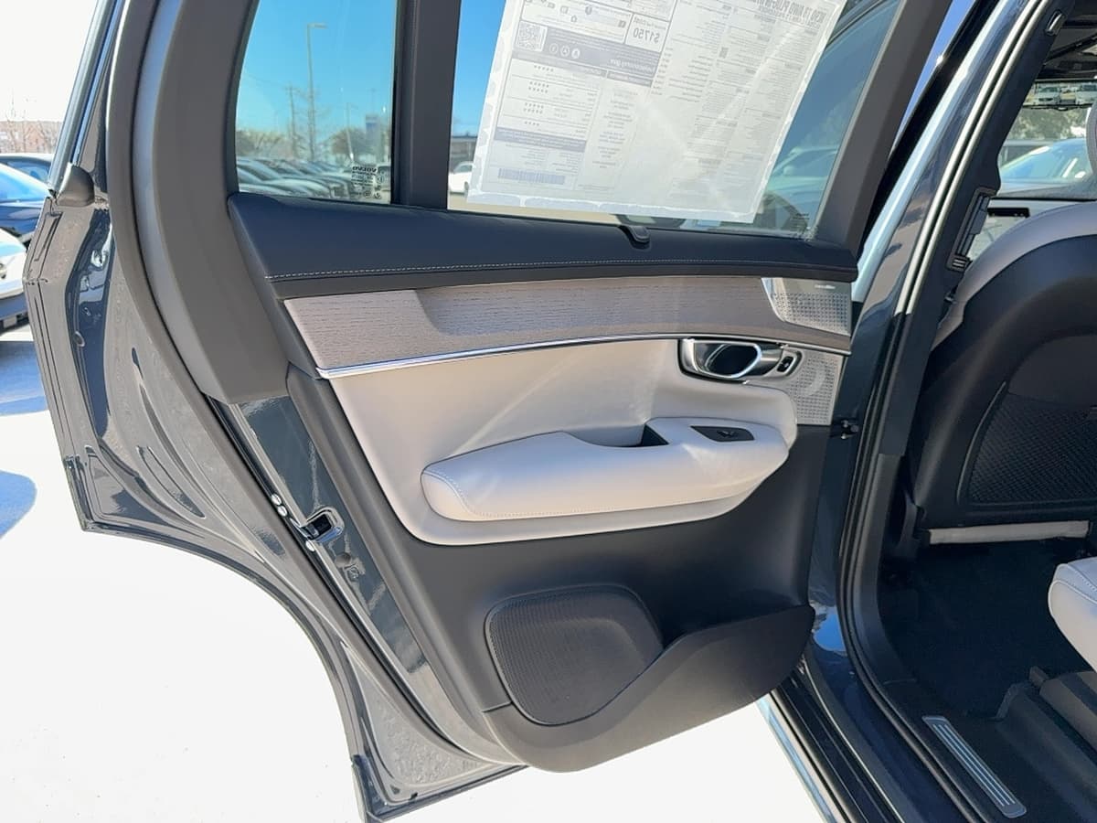 2026 Volvo XC90 plug-in hybrid - Image 14