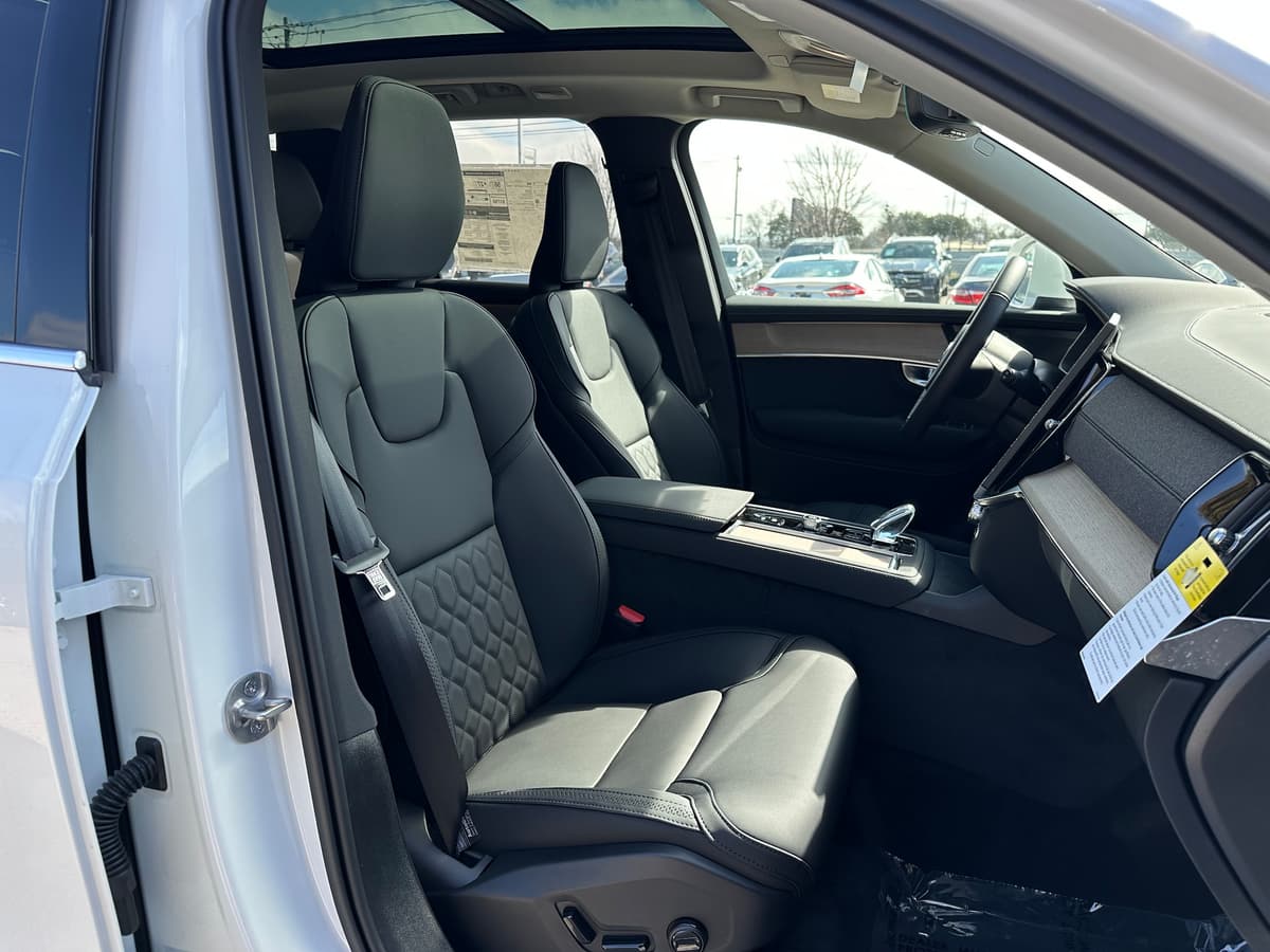 2025 Volvo XC90 plug-in hybrid - Image 7