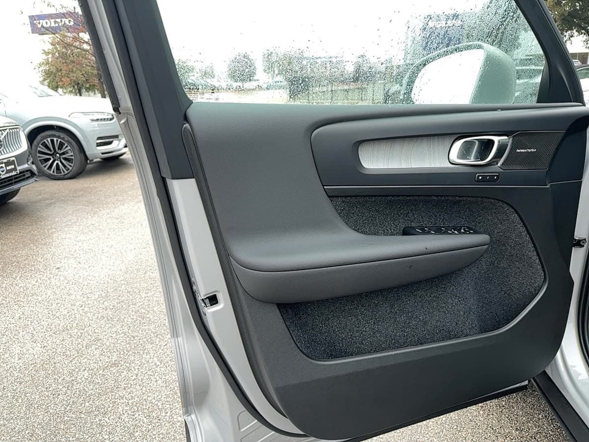 2025 Volvo XC40 - Image 12