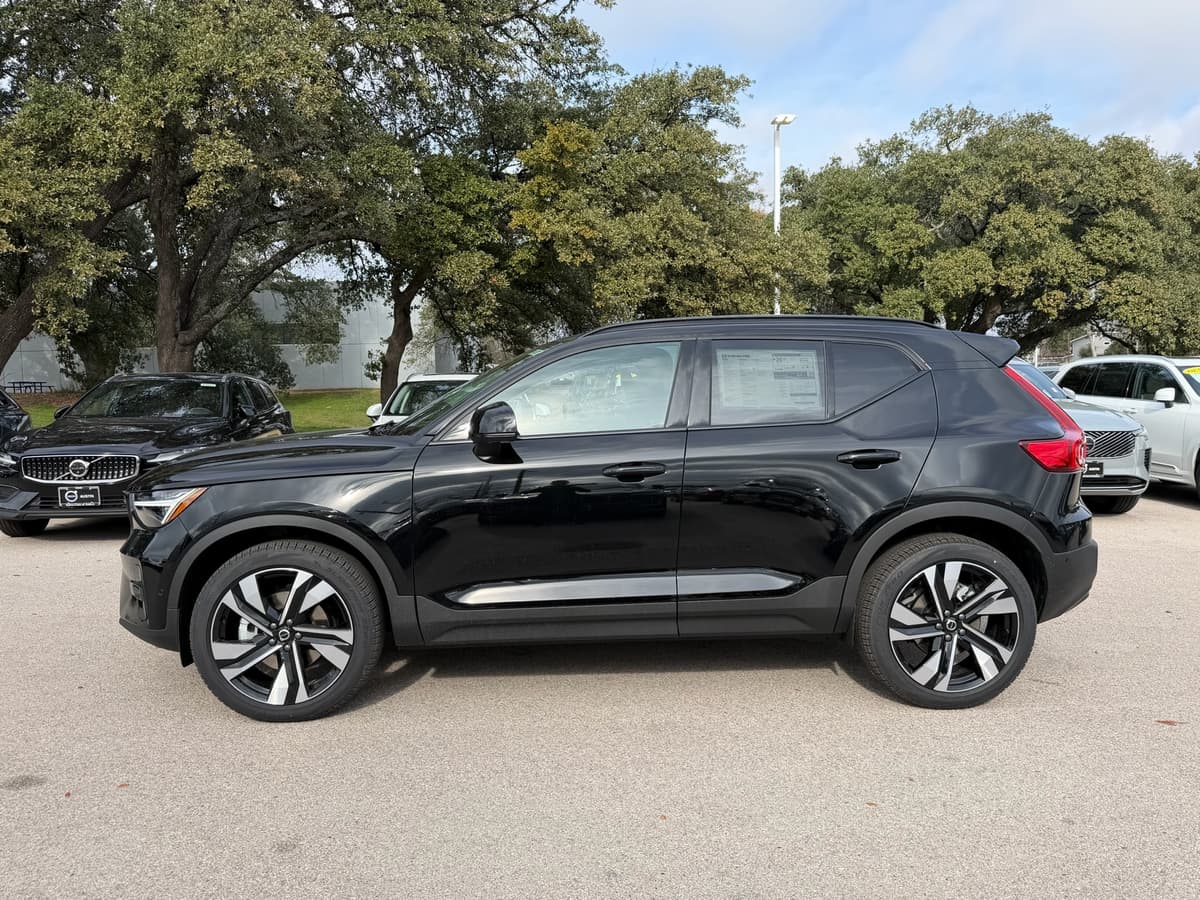 2026 Volvo XC40 - Image 3