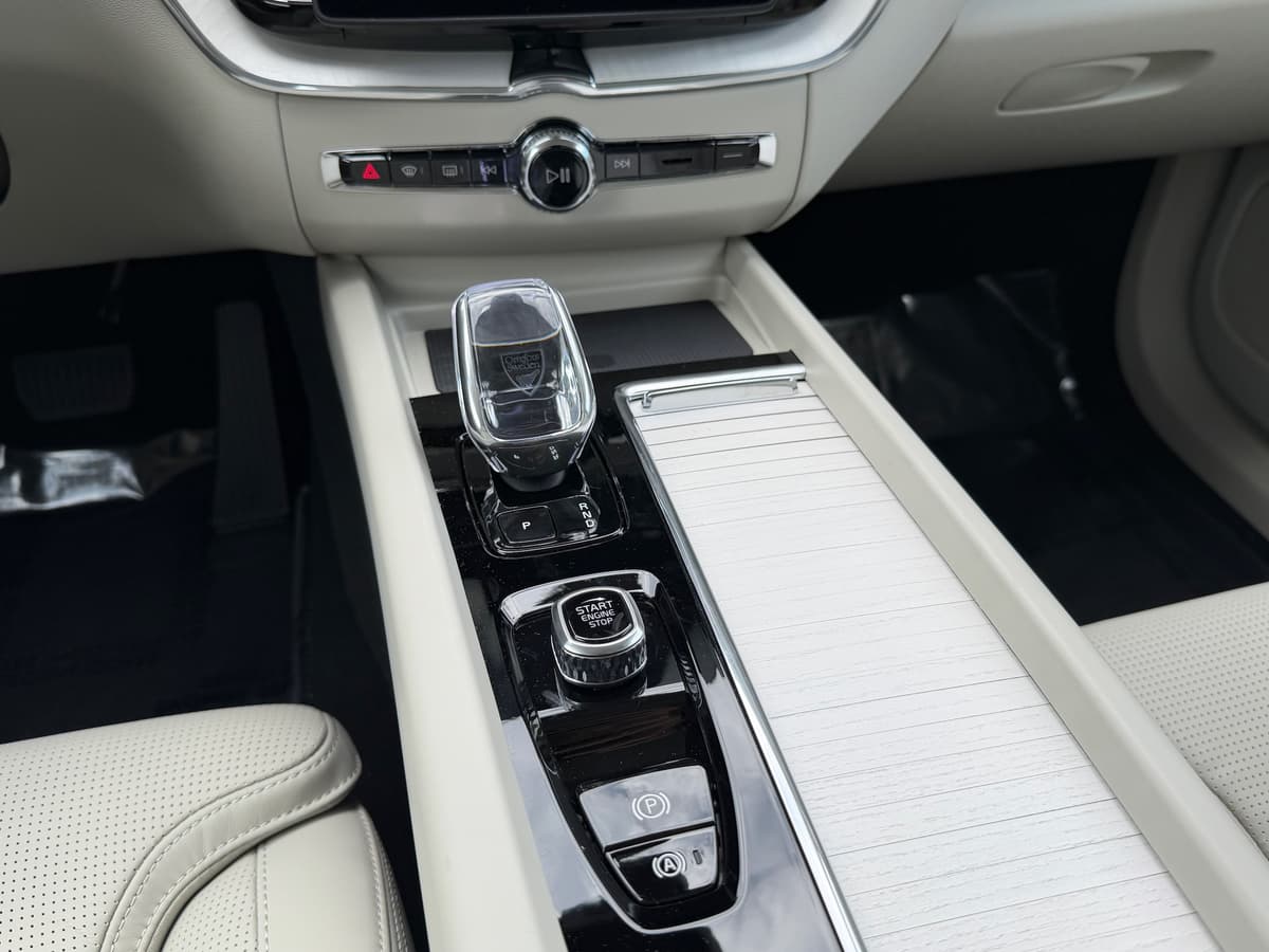 2026 Volvo XC60 plug-in hybrid - Image 13