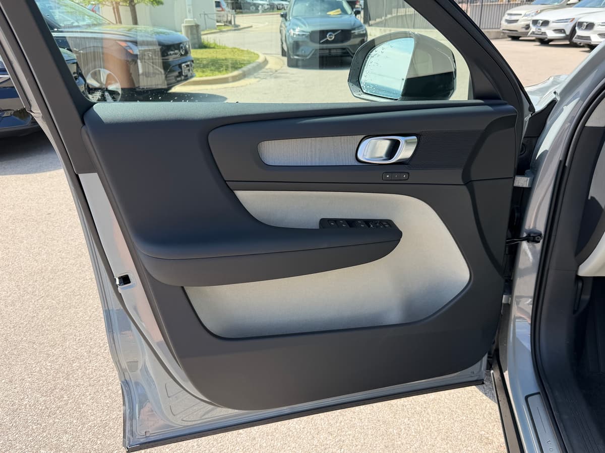 2026 Volvo XC40 - Image 16