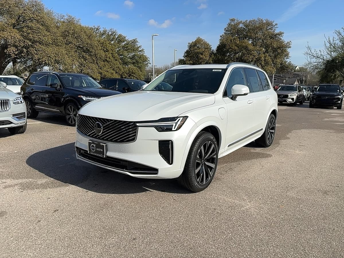 2025 Volvo XC90 plug-in hybrid - Image 2