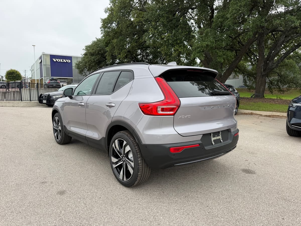2026 Volvo XC40 - Image 3