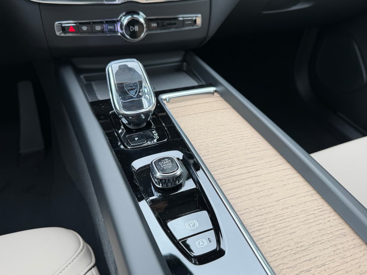 2026 Volvo XC60 plug-in hybrid - Image 13