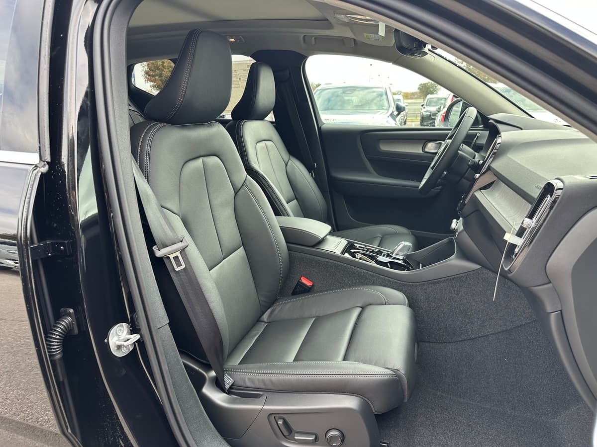 2025 Volvo XC40 - Image 8