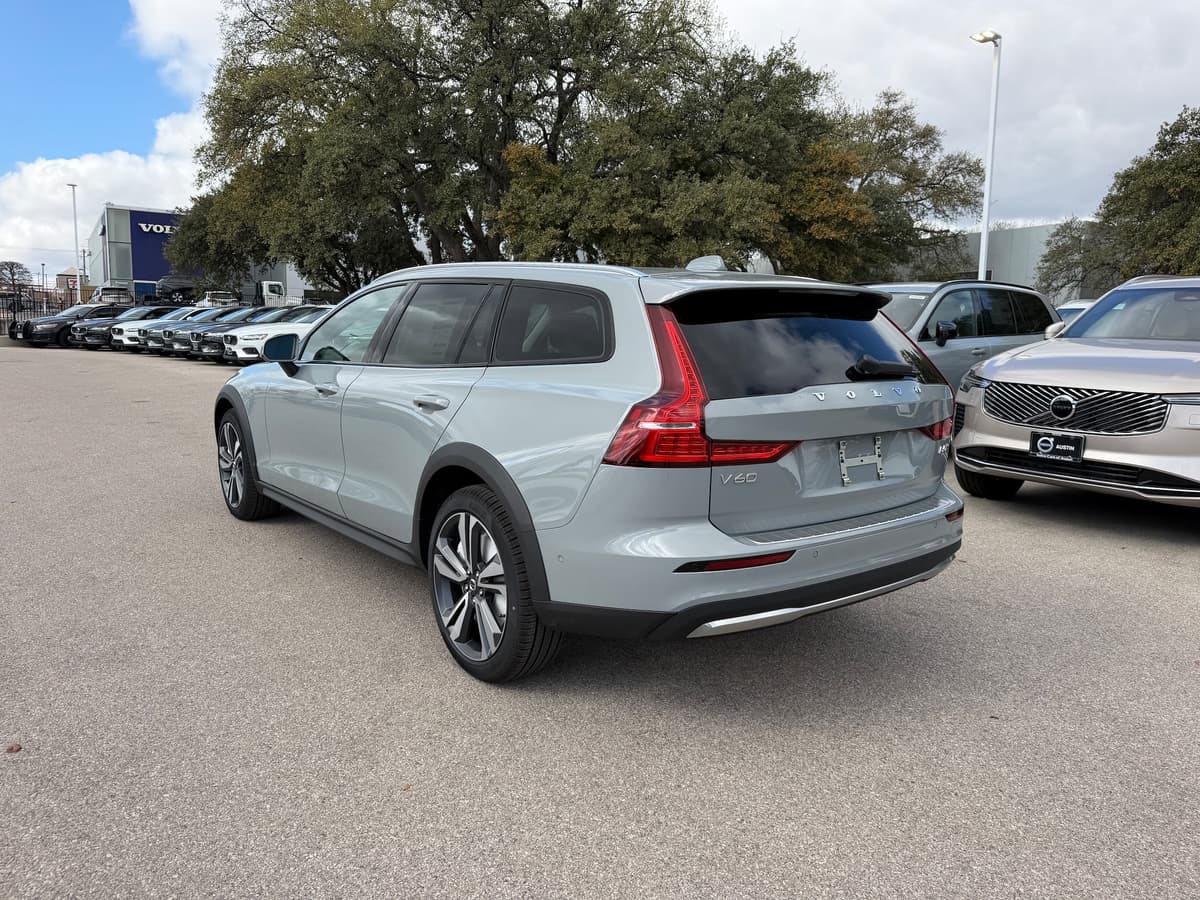 2026 Volvo V60 Cross Country - Image 4