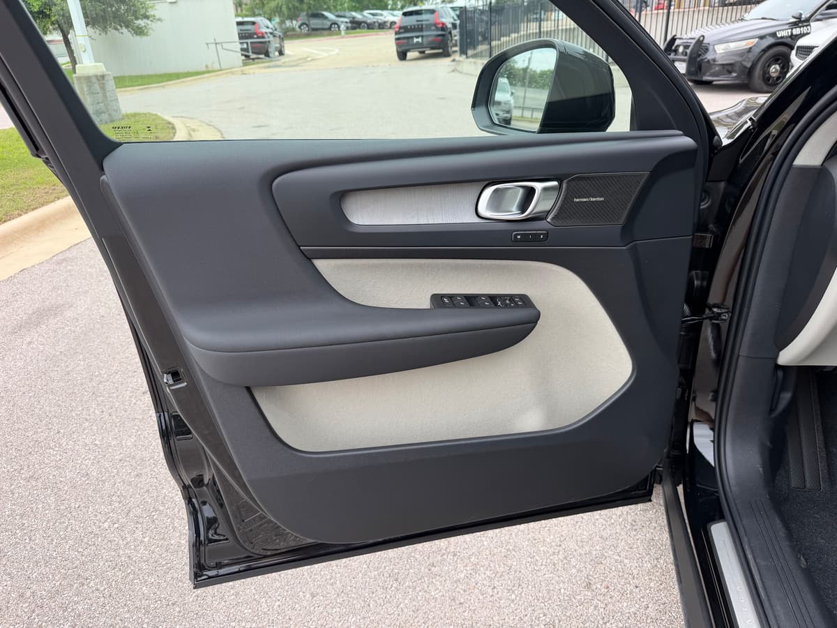 2026 Volvo XC40 - Image 16