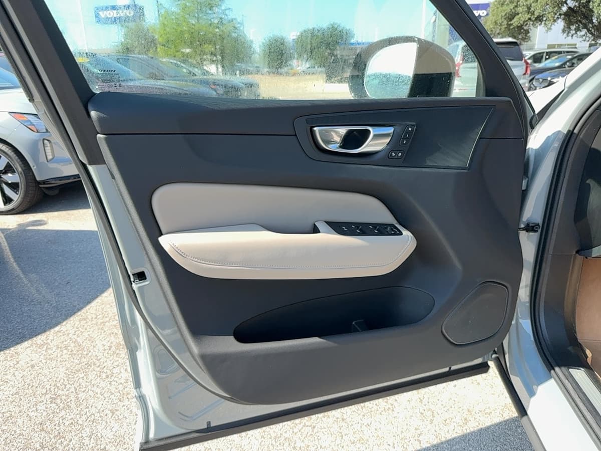 2026 Volvo XC60 - Image 11