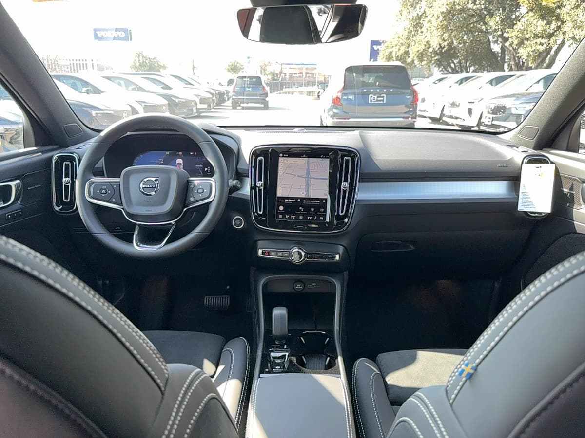 2026 Volvo XC40 - Image 16