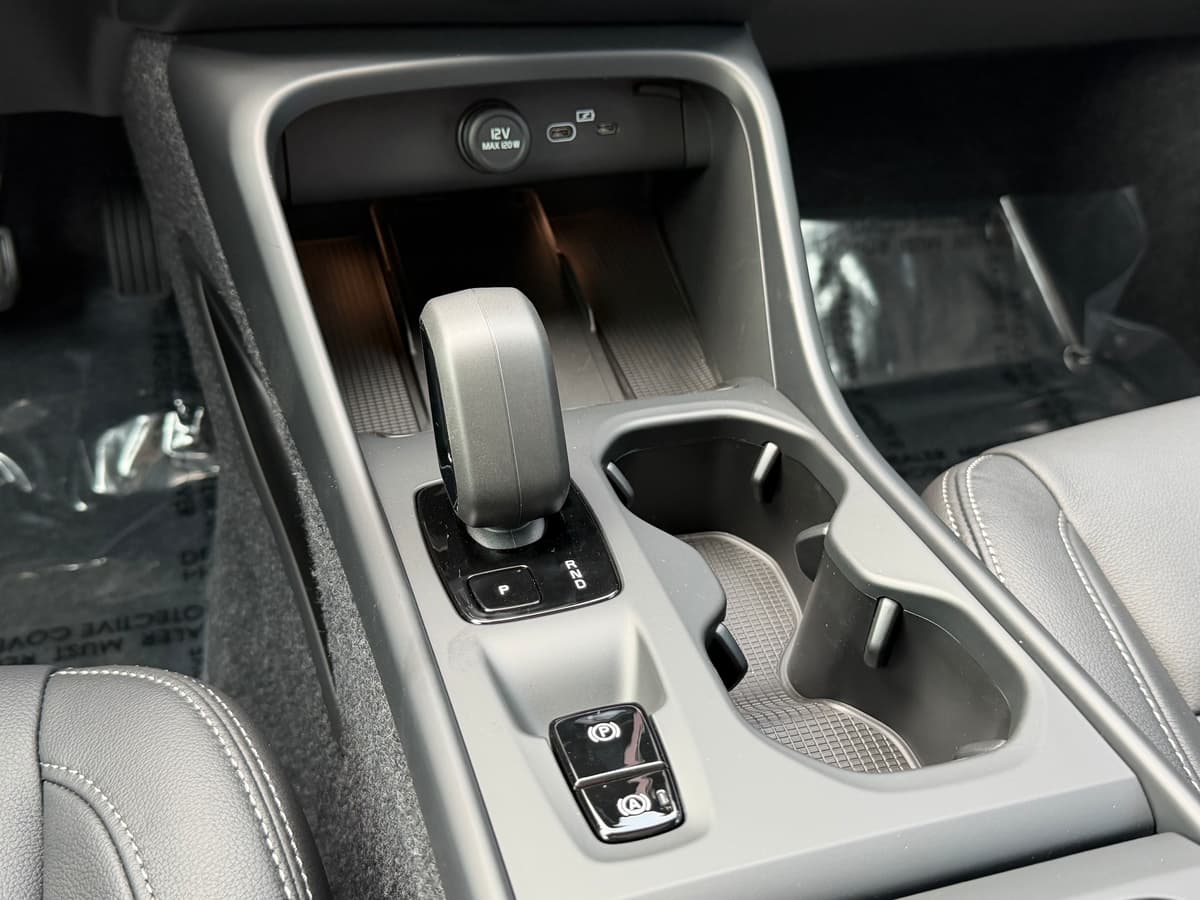 2026 Volvo XC40 - Image 13